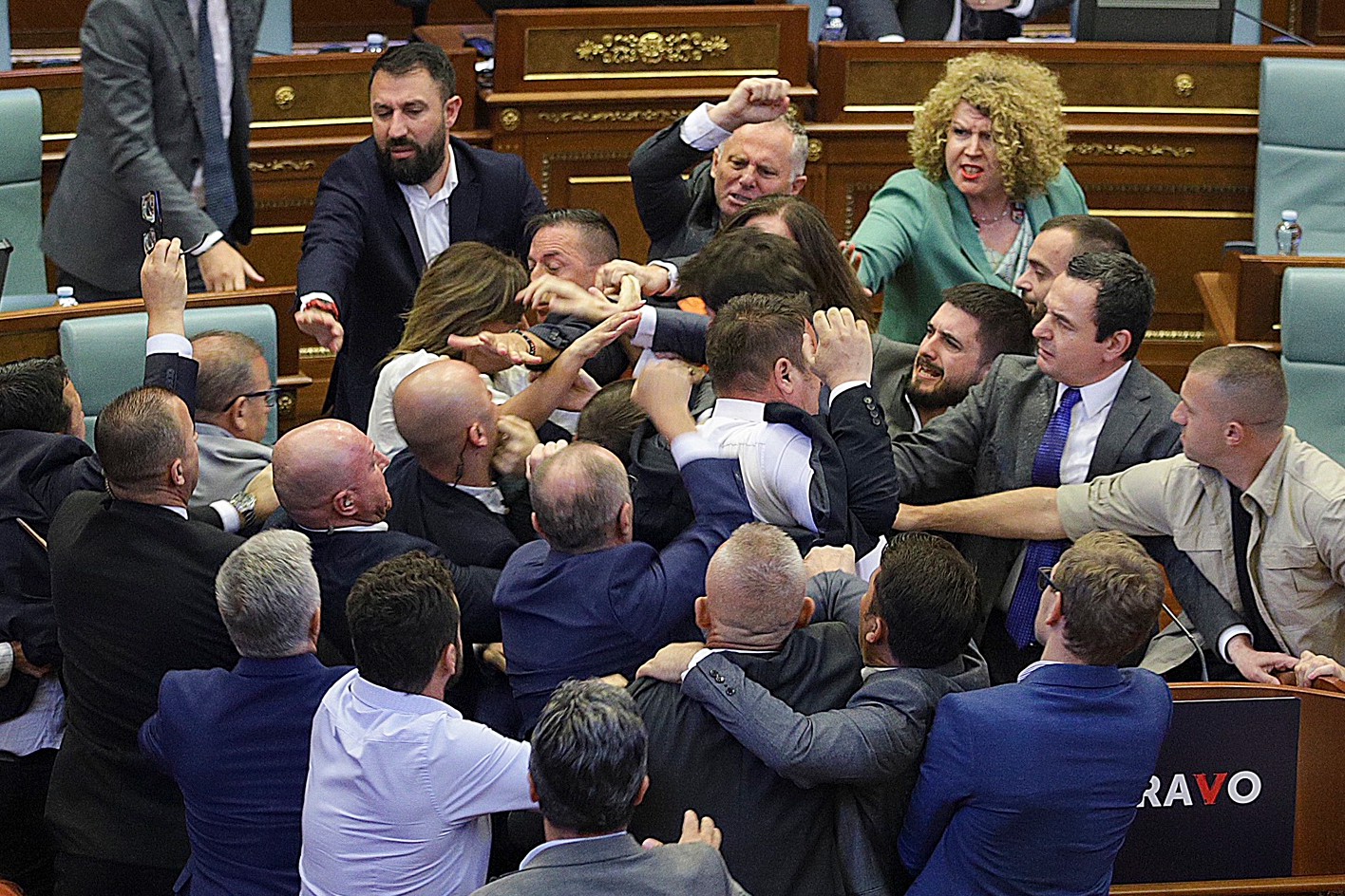 V kosovskom parlamente vypukla potýčka počas premiérovho prejavu o napätí so Srbmi.