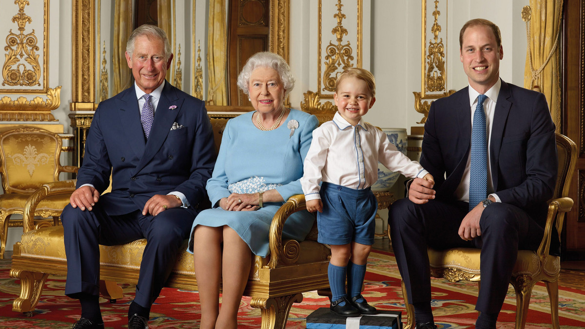 Z okazji 90. urodzin królowej Elżbiety II Pałac Buckingham opublikował fotografię przedstawiającą cztery pokolenia rodziny królewskiej.