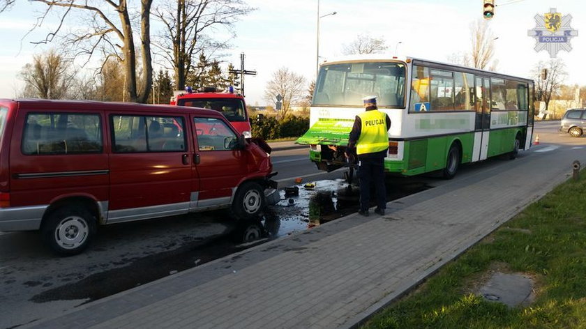 Starszy pan zasłabł za kierownicą i wjechał w autobus