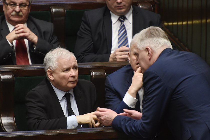 Szydło musi składać hołdy? Gowin ujawnia