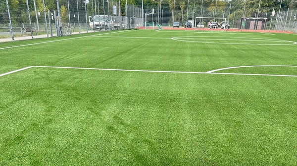 Przy ul. Terenowej boisko pachnie nowością. 