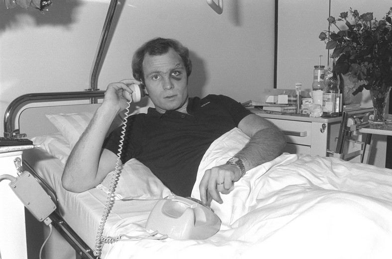 Uli Hoeneß in einem Krankenhausbett nach einem Flugzeugabsturz (Foto vom Februar 1982)