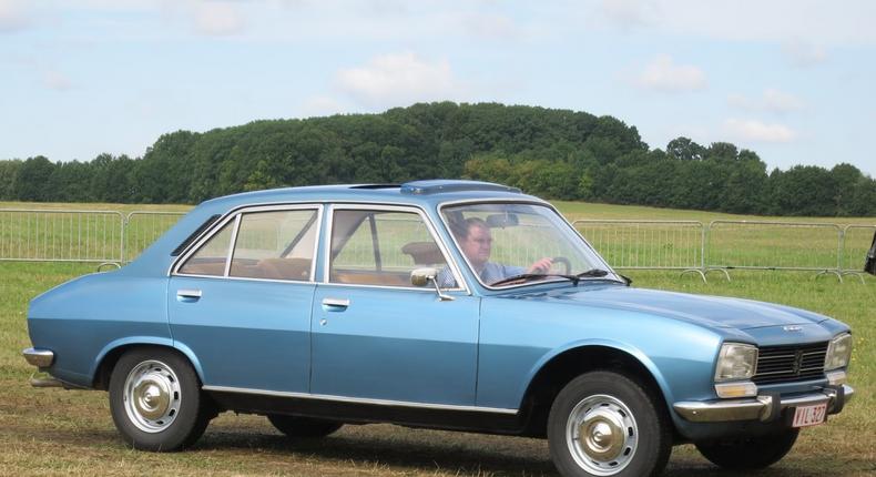 Peugeot 504 arriving Schaffen-Diest 2015 in blue