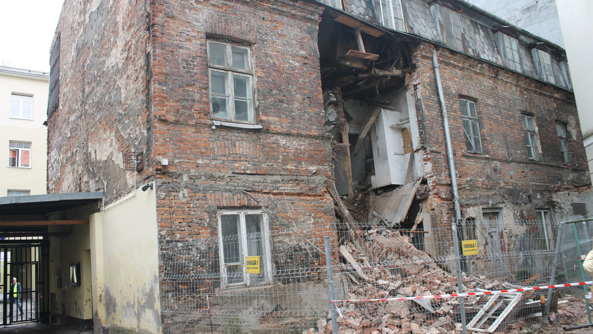 Fragment ściany zabytkowej kamienicy przy ulicy Poznańskiej 21 zawalił się w nocy - poinformował mł. aspirant Jarosław Dobrzewiński ze straży pożarnej. Budynek w maju został wpisany do rejestru zabytków.