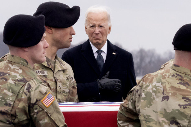 Joe Biden podczas ceremonii przekazania ciał amerykańskich żołnierzy