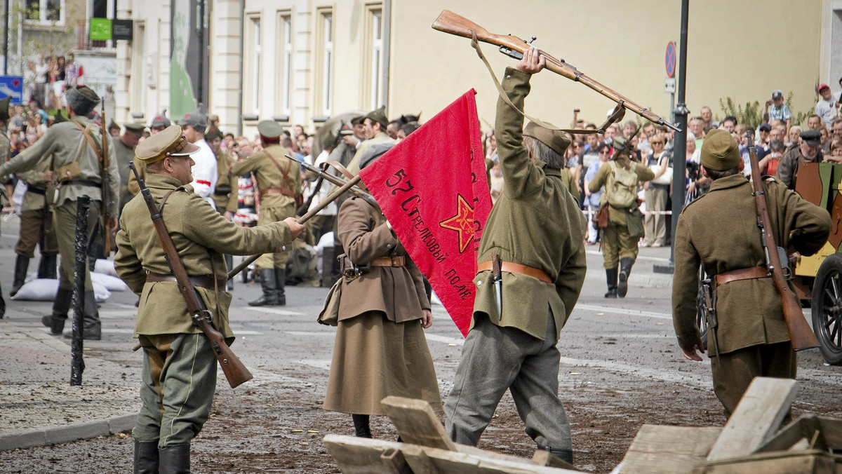 Dziś w centrum Białegostoku odbyła się rekonstrukcja jednego z epizodów bitwy o miasto z 22 sierpnia 1920 roku, uważanej przez historyków za największą w jego dziejach. W widowisku wzięło udział ponad 140 rekonstruktorów.