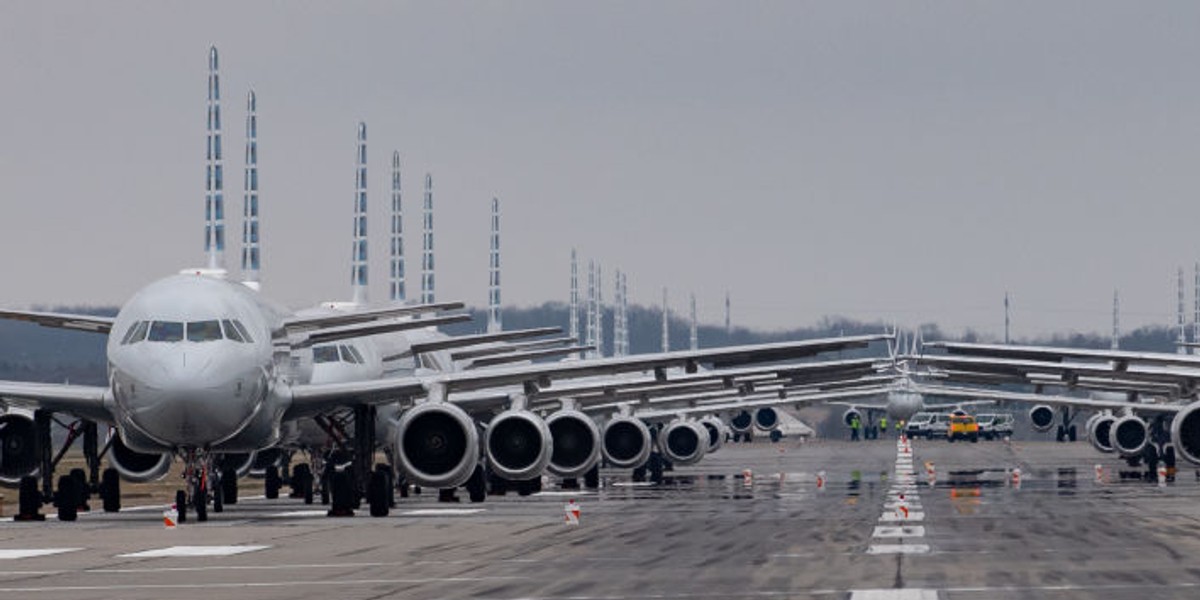 Według IATA ogólny spadek przewozów pasażerskich sięgał na początku drugiego kwartału 2020 roku 70 proc., a w Europie aż 90 proc. Branża lotnicza jest krytykowana przez organizacje konsumenckie za łamanie zasad dotyczących wypłacania zwrotów za bilety.