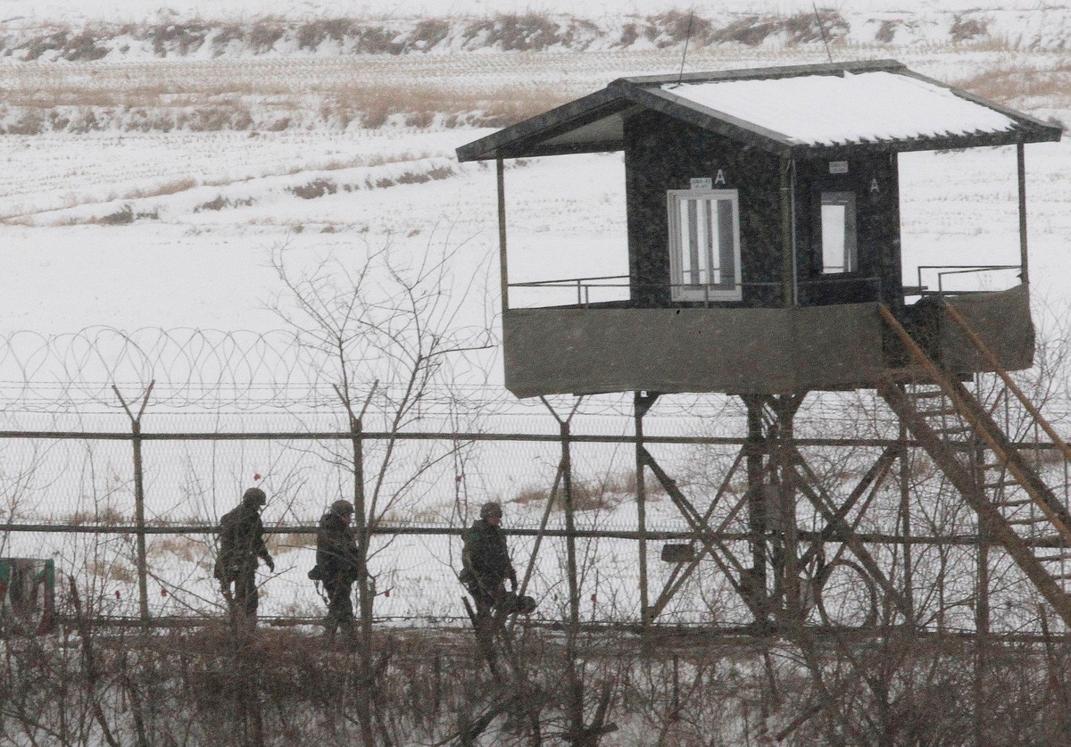 Granica z Koreą Połnocną. Żołnierze południowokoreańscy obsadzają placówkę