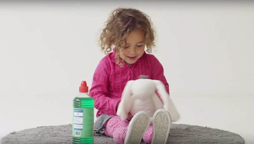 Detergent czy zabawka? Co jest atrakcyjniejsze w oczach dziecka?