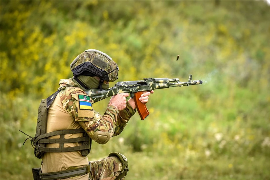 Dobrovoljci bataljona Džohar Dudajev tokom vežbe u okolini Kijeva 28. avgusta 2022.