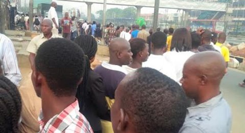 Queues go beyond the Ojota pedestrian bridge