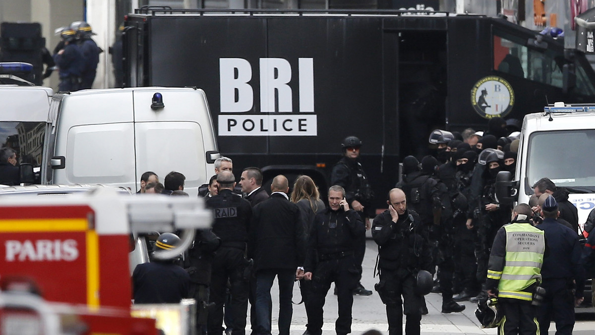 Paryska prokuratura poinformowała na konferencji prasowej, że trwa ustalanie, ile osób zginęło dzisiaj w wyniku operacji antyterrorystycznej w Saint-Denis na przedmieściach Paryża w ramach śledztwa po piątkowych zamachach. Trwa także ich identyfikacja. "Washington Post" podał z kolei, że w toku tej operacji policji został zabity Abdelhamid Abaaoud, domniemany organizator serii piątkowych zamachów terrorystycznych w Paryżu.