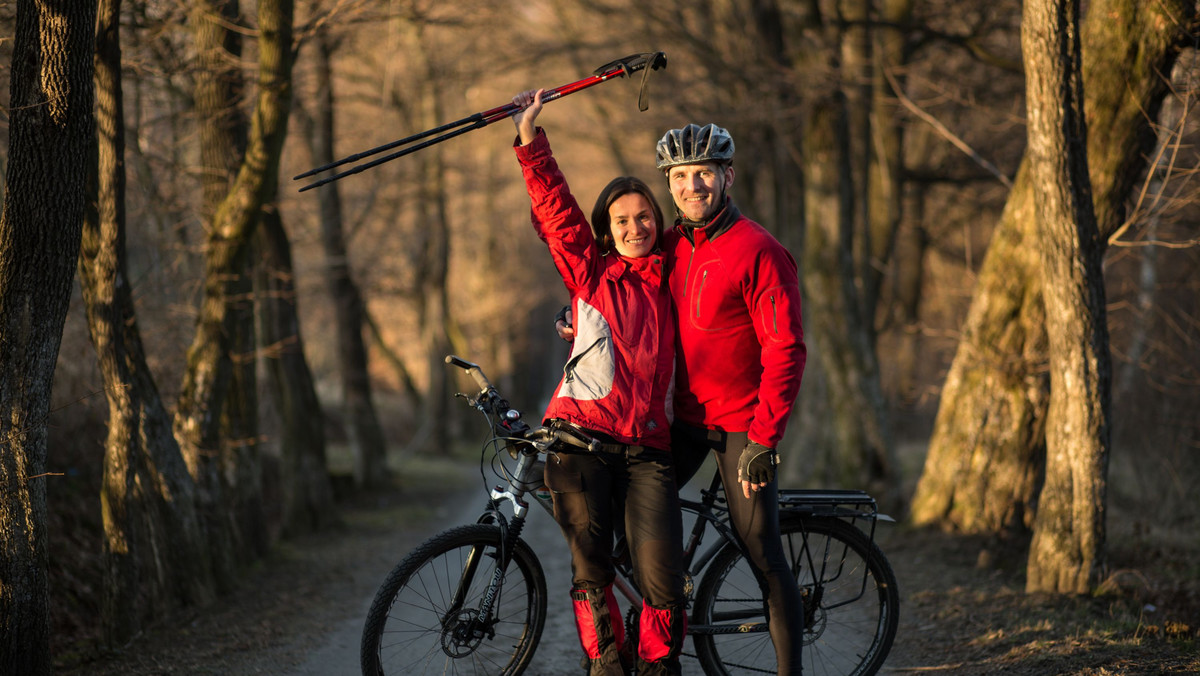 "Afryka 2x2" to pomysł na podróż poślubną! Ona kocha Czarny Ląd, a on rowery, stąd wyprawa na dwóch kółkach przez 7 000 km afrykańskich dróg i bezdroży. Ela Wiejaczka i Tomek Budzioch pobrali się w czerwcu 2014 r., w grudniu ruszają w rowerową podróż przez Afrykę.