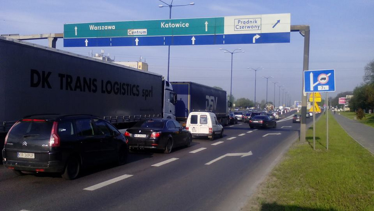 Dwa samochody zderzyły się na alei Bora-Komorowskiego na wysokości galerii handlowej. Cześć jezdni w kierunku centrum została zablokowana.