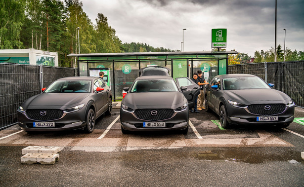 Mazda stworzyła pierwszy samochód elektryczny. "Jeśli byśmy wprowadzili konkurenta BMW i3 to od razu byśmy przegrali"