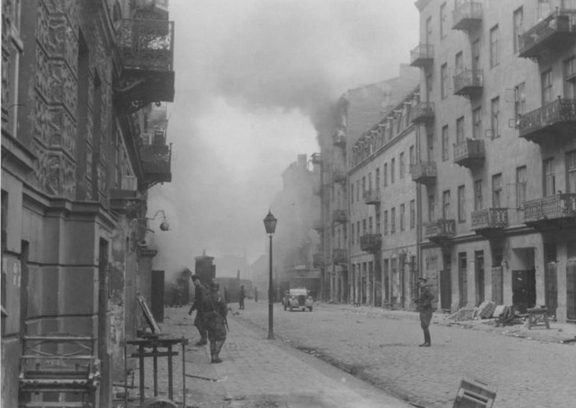 Warszawa, między 19 kwietnia a 16 maja 1943. Niemiecki patrol na ulicy Nowolipie. Fot. z Raportu Stroopa