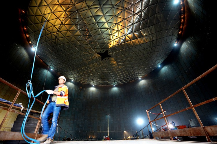 – Spółka pozostaje w stałym operacyjnym kontakcie ze stroną katarską. Do tego celu został powołany specjalny zespół ekspertów – informuje biuro prasowe PGNiG.<br>
Podczas grudniowej wizyty prezydenta Bronisława Komorowskiego w Katarze towarzyszący głowie państwa członkowie zarządu PGNiG spotkali się z przedstawicielami Qatargas i rozmawiali o „długoterminowych planach współpracy”. <br>
<br>
Budowa terminalu LNG - lipiec 2013. Zdj. Polskie LNG