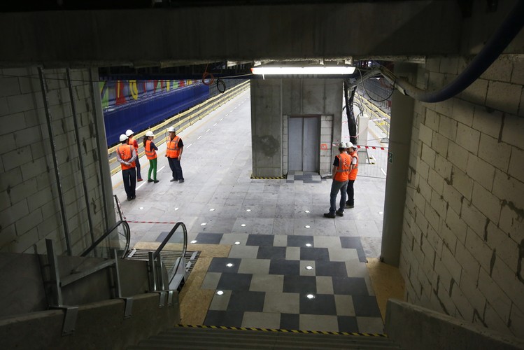 II linia metra, stacja Dworzec Wileński  - zejście na peron. <br><br>Fot. (mr) PAP/Rafał Guz