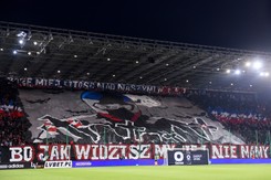 Skandaliczna oprawa kibiców Wisły. Pokazali, że są dumni z mordowania fanów Cracovii [FOTO]