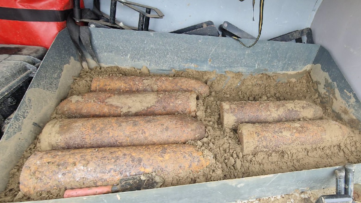 Șase proiectile explozive de calibru 150 mm, descoperite pe traseul Autostrăzii Unirii A8: Pirotehniștii ISU Iași au intervenit la Lețcani