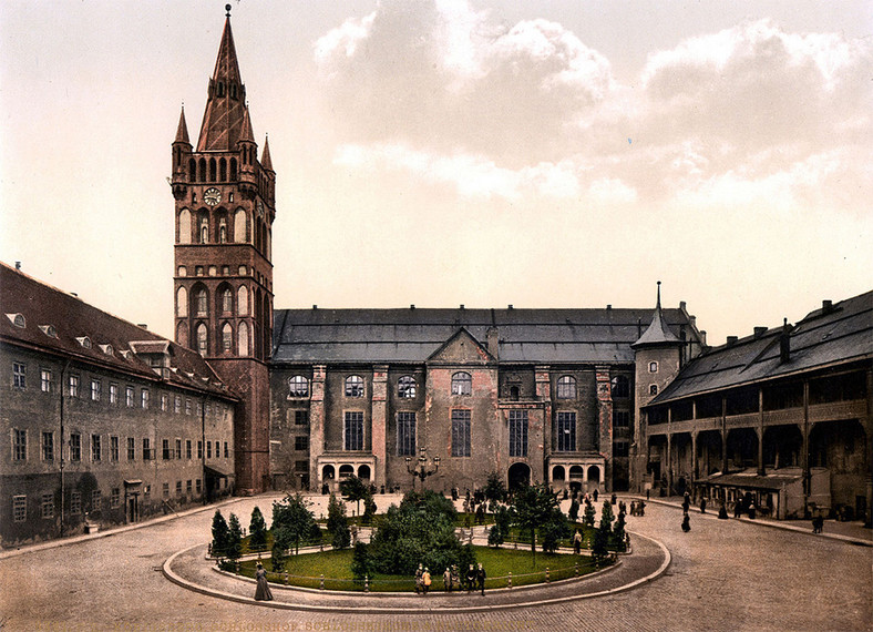 Zamek w Königsberg (Królewcu), do którego Niemcy sprowadzili Bursztynową Komnatę. Pocztówka z początku XX wieku.