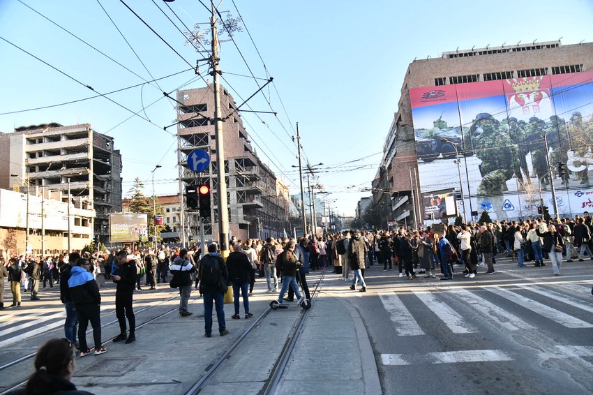 Studenti su započeli protest u 11 sati u Birčaninovoj ulici da bi se vremenom "preselili" na raskrsnicu Kneza Miloša i Nemanjine