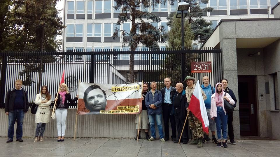 Protest Zmiany przeciwko uwięzieniu Piskorskiego przed ambasadą USA