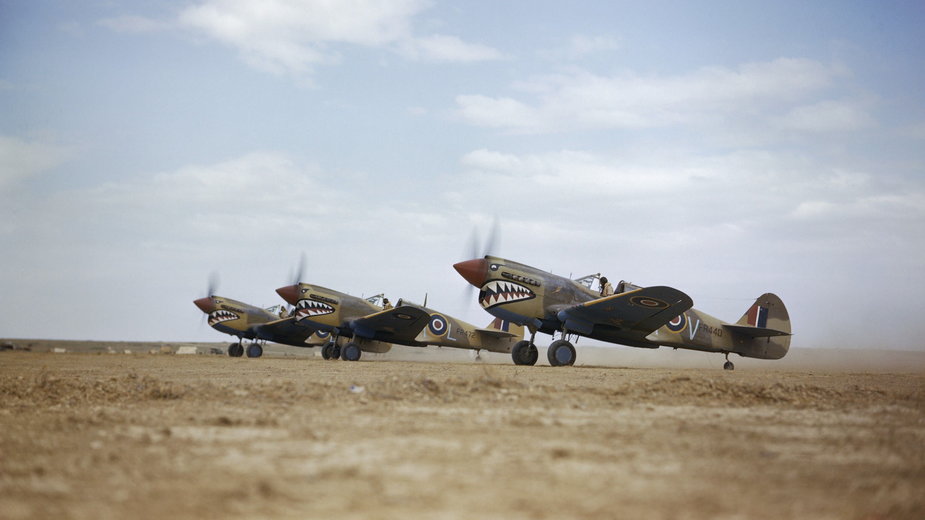 Myśliwce Curtiss Kittyhawk Mark III z malowaniem charakterystycznym dla 112. Eskadry RAF (Tunezja, domena publiczna).