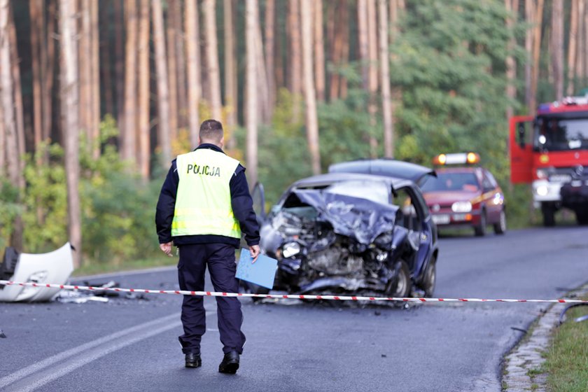 Groźny wypadek. Kobieta utknęła w rozbitym aucie