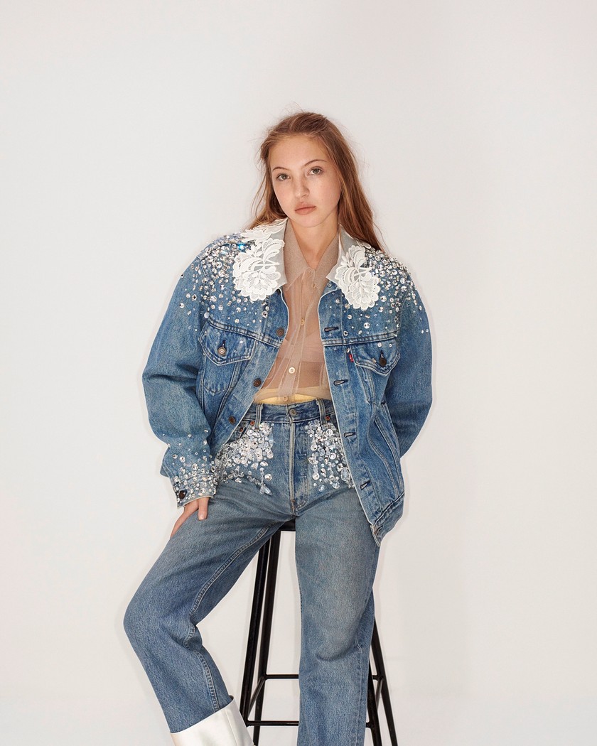 Éblouissante: Lila Moss (18 ans) porte un jean 501 orné de cristaux et dentelles avec une veste Trucker assortie, 2340 francs et 3550 francs.