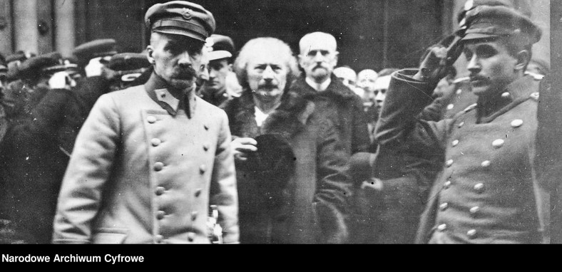 Naczelnik Państwa Józef Piłsudski (1. z lewej), premier Ignacy Paderewski (2. z lewej), minister spraw wewnętrznych Stanisław Wojciechowski (3. z lewej) oraz adiutant Naczelnika Państwa porucznik Tadeusz Kasprzycki (1. z prawej) po uroczystym nabożeństwie w katedrze św. Jana w 1919 r.