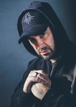 Żulczyk: Watykan to pomnik wszystkiego, czym Kościół dziś jest. Autokratyczną, zaborczą, bogatą, tuszującą zło instytucją [WYWIAD]