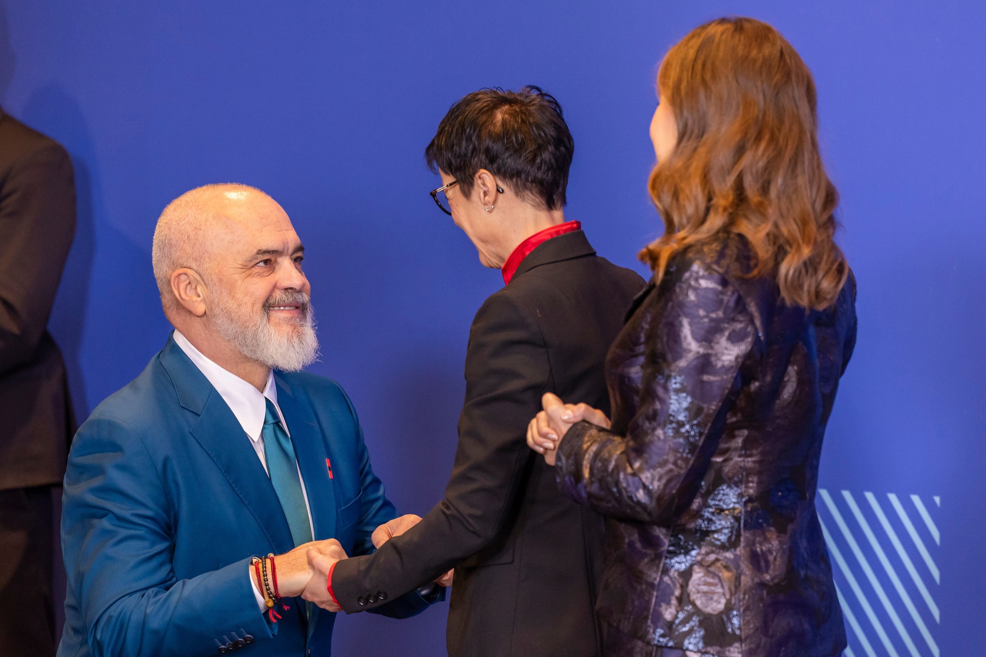 Albánsky premiér Edi Rama s komisárkou EÚ pre rozšírenie Martu Kosovú, a dánskou ministerkou pre európske záležitosti Marie Bjerre.