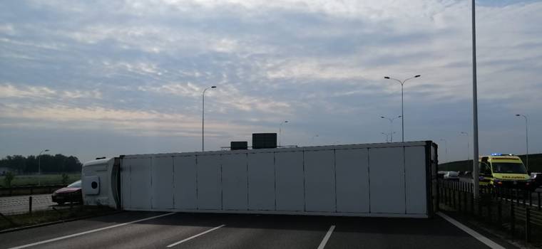 Zablokowana jezdnia na drodze S2 w Warszawie — przewróciła się ciężarówka