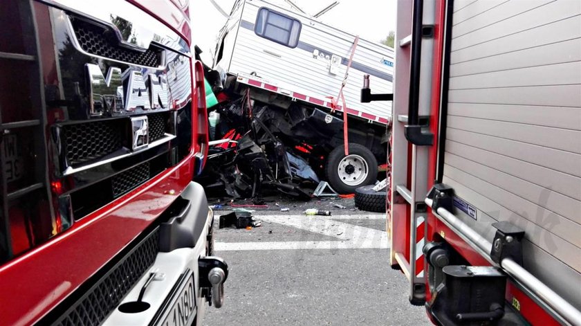 Auto wbiło się w ciężarówkę! Nie żyje kierowca!