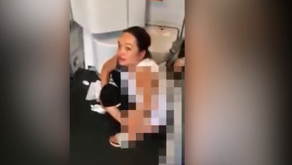 Nem bírta tovább: a repülőgép padlójára pisilt egy nő – videó (18+)