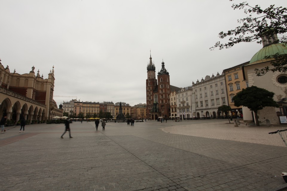 Kraków w czerwonej strefie. Niedzielny poranek