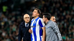 bramkarz staranował bednarka. polak zszedł z boiska z urazem żeber