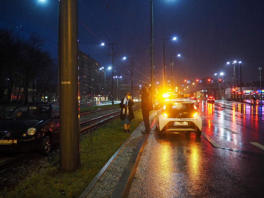  Volkswagen utknął na torach w Łodzi.