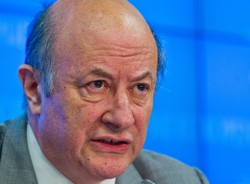 Rostowski dba o pracowników swojego resortu. Funduje im przychodnię