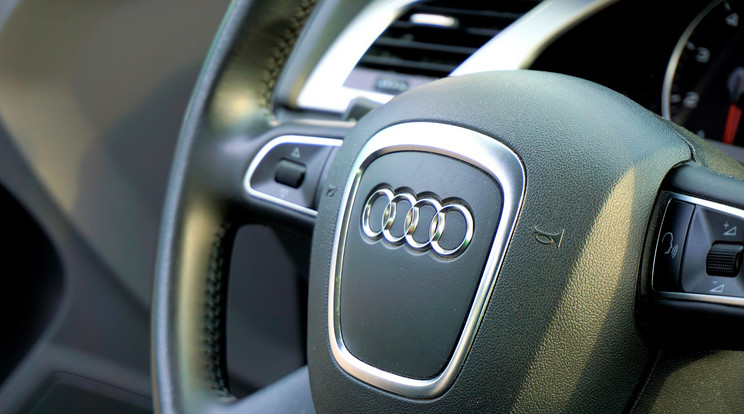 Egy Egy Audi és Tesla gyorsulási versenye okozott balesetet a Szentendrei úton / Illusztráció: Pixabay