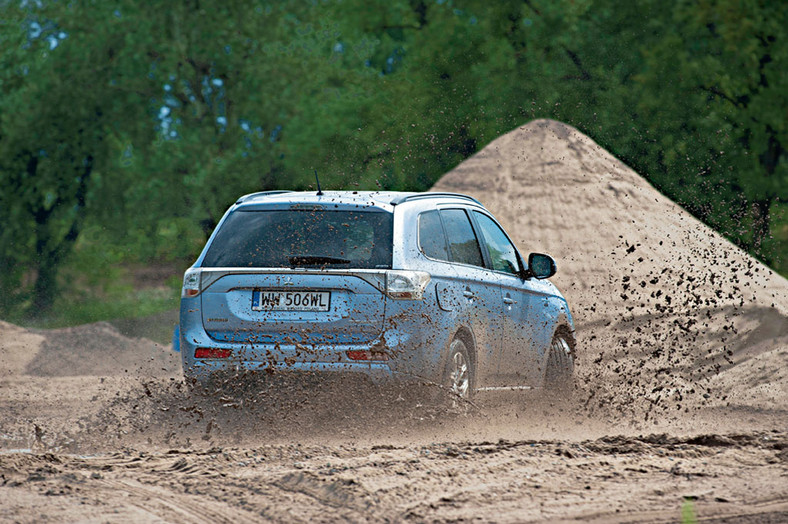 Mitsubishi Outlander PHEV potrafi oszczędzać