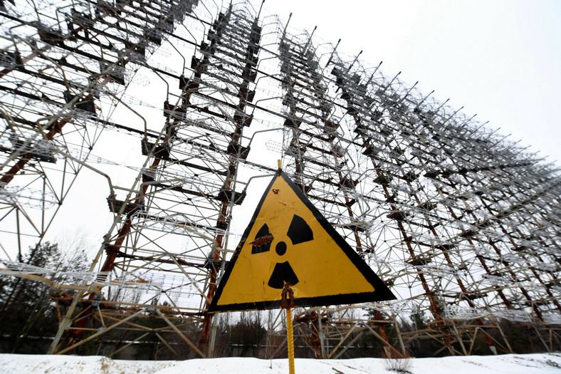 Znak z symbolem ostrzeżenia przed promieniowaniem postawiony w pobliżu Czarnobyla, 22 listopada 2018 r.