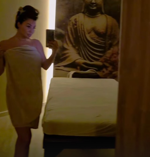 Naime, Zorica se snimala u jednoj sauni, pri čemu je na sebi imala samo peškirić, ispod kog se naziralo njeno bujno poprsje, zbog čega je izazvala lavinu oduševljenih komentara, među kojima su prednjačili pripadnici jačeg pola. (Foto: Instagram/draguljce)