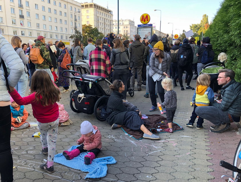 Rodzinny protest przeciwko wypychaniu uchodźców na granicy polsko-białoruskiej