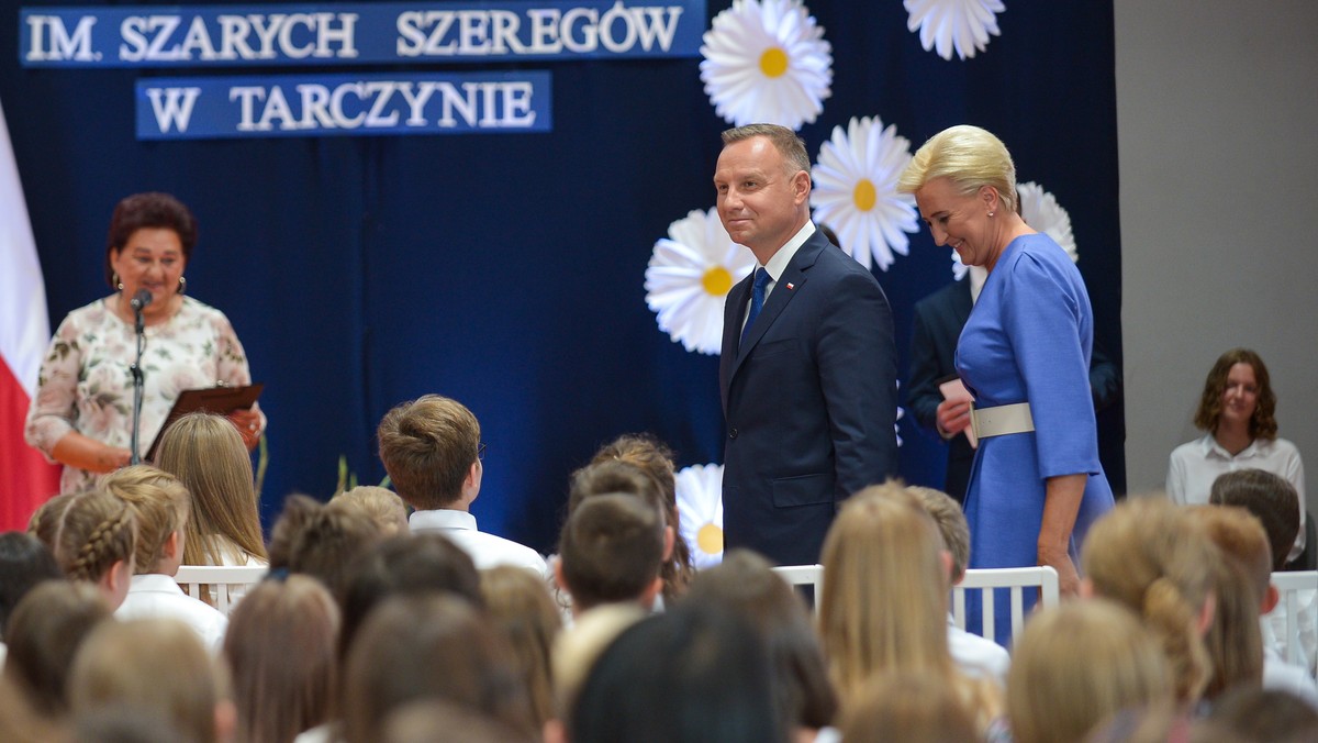 Prezydent RP Andrzej Duda oraz pierwsza dama Agata Kornhauser–Duda  podczas inauguracji roku szkolnego w Zespole Szkół im. Szarych Szeregów w Tarczynie.