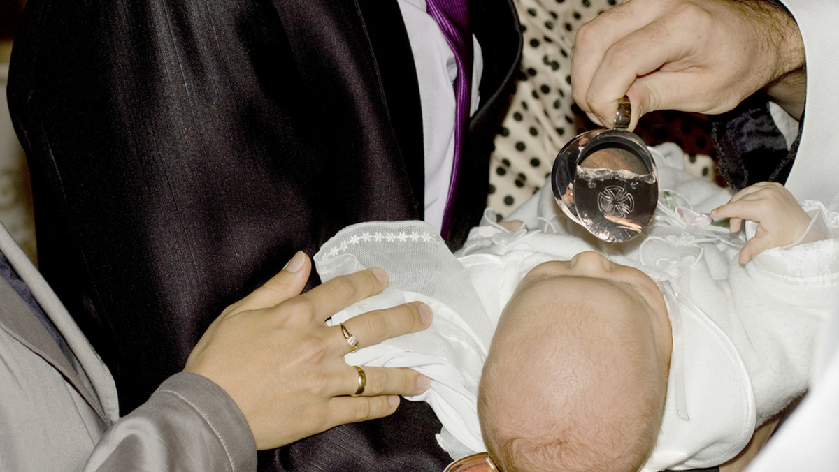 Czy można ochrzcić dziecko bez udziału ojca? Ksiądz mówi wprost