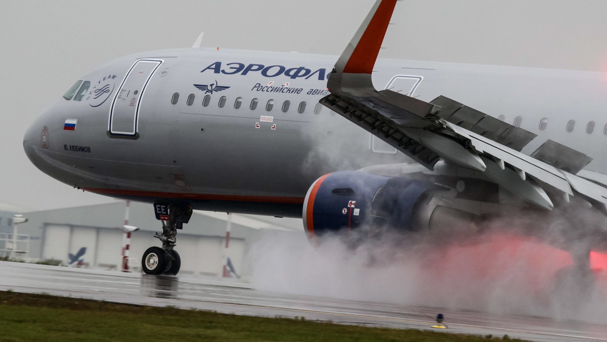 Rosyjska ambasada w Wielkiej Brytanii poinformowała w oświadczeniu, że władze angielskie przeszukały wczoraj na londyńskim lotnisku Heathrow samolot Aerofłotu, lot 2582 / 2583, Moskwa - Londyn - Moskwa - podał Reuters.