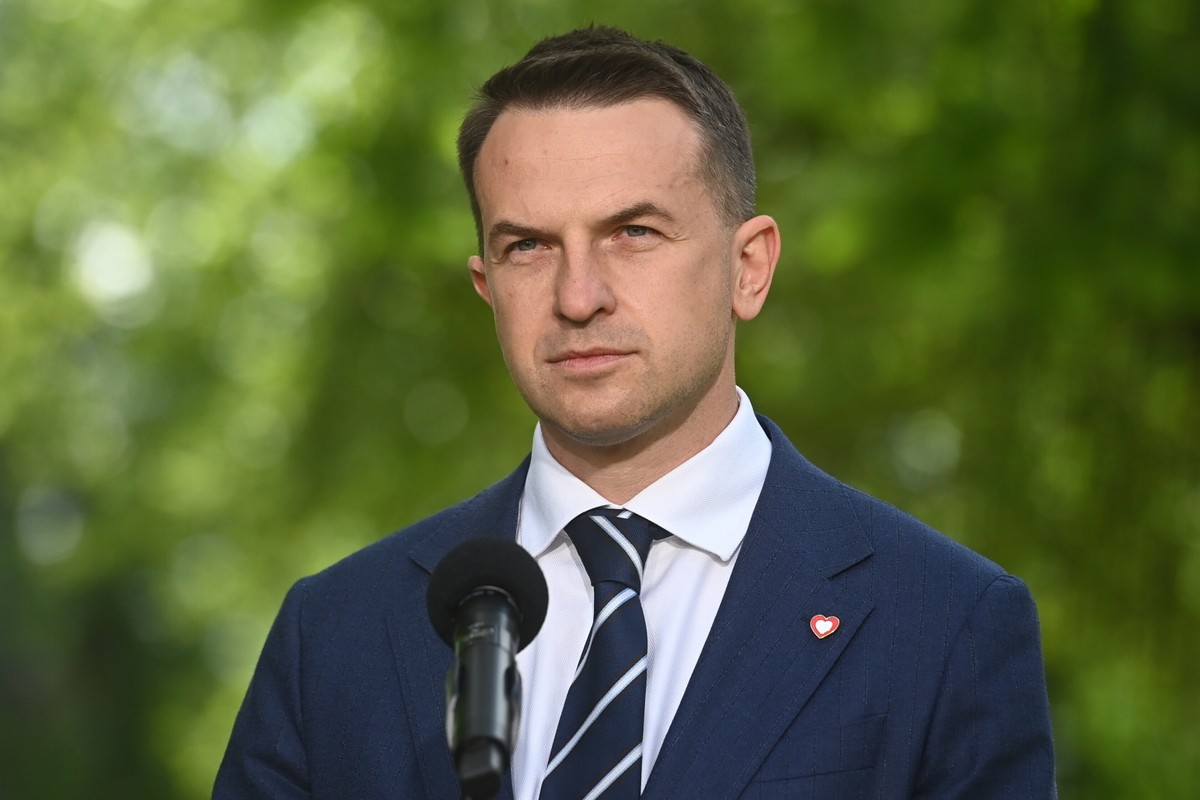 Warszawa, 20.06.2025. Desygnowany na stanowisko rzecznika rządu dotychczasowy minister ds. Unii Europejskiej Adam Szłapka podczas konferencji prasowej w ogrodach Kancelarii Prezesa Rady Ministrów w Warszawie, 20 bm. (amb) PAP/Piotr Nowak