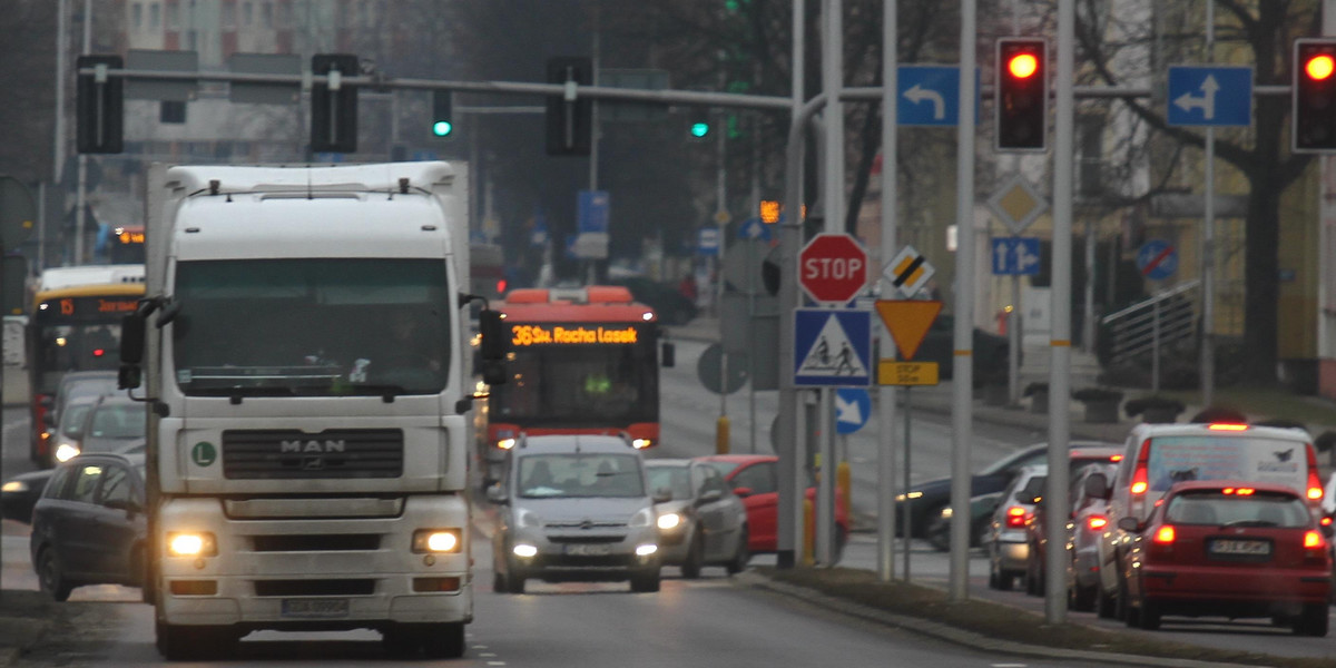 Ciężarówki powyżej 8 ton nie mogą już jeździć tym odcinkiem ulicy Podkarpackiej w Rzeszowie